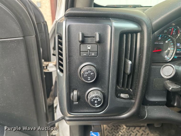 image for item MQ9531 2016 Chevrolet Silverado 1500  Crew Cab pickup truck