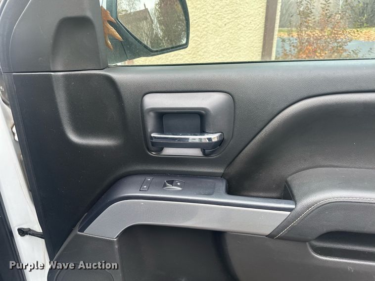 image for item MQ9531 2016 Chevrolet Silverado 1500  Crew Cab pickup truck