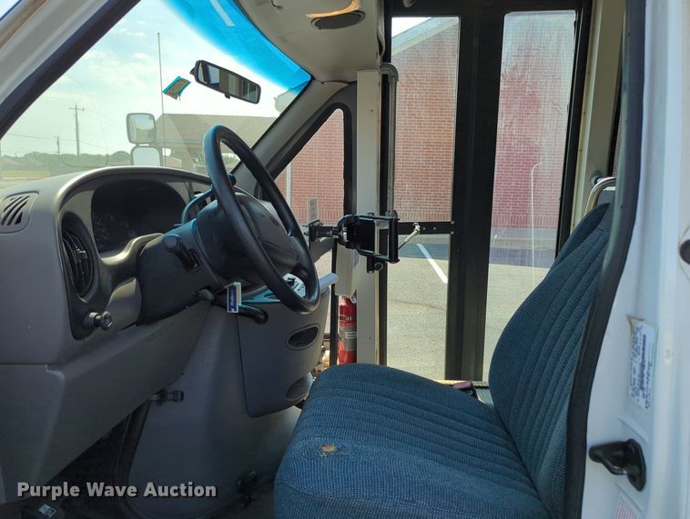 image for item MX9437 1997 Ford Econoline 350  shuttle bus