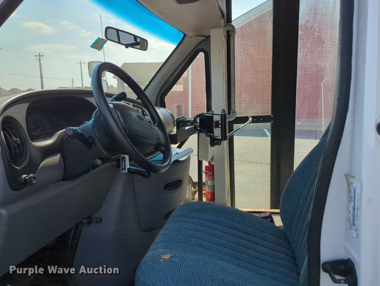 image for item MX9437 1997 Ford Econoline 350  shuttle bus