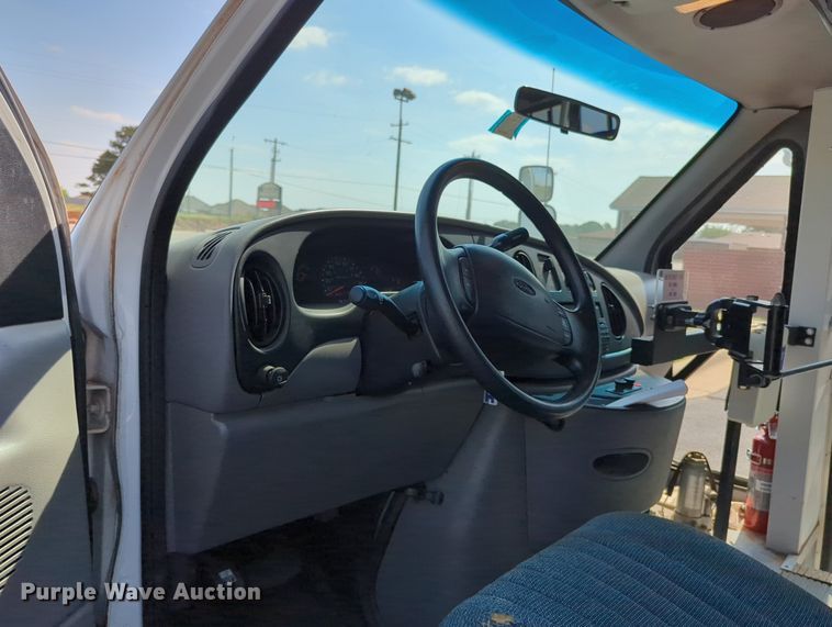 image for item MX9437 1997 Ford Econoline 350  shuttle bus