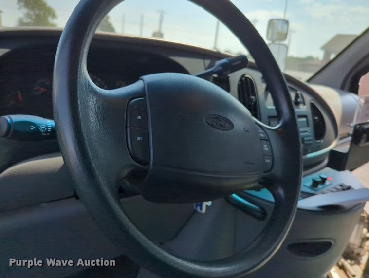 image for item MX9437 1997 Ford Econoline 350  shuttle bus