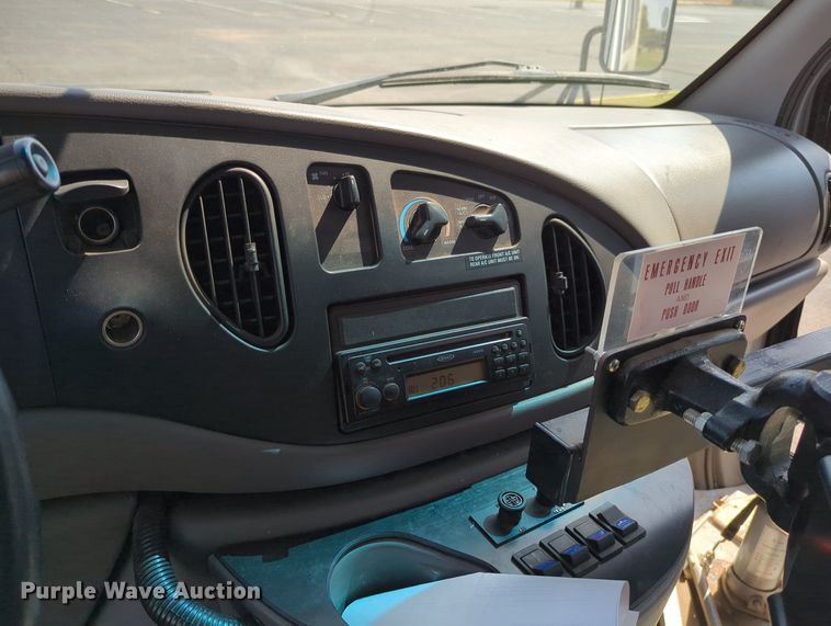 image for item MX9437 1997 Ford Econoline 350  shuttle bus