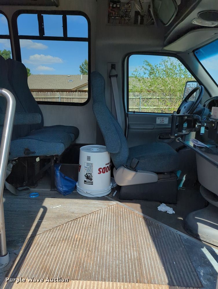 image for item MX9437 1997 Ford Econoline 350  shuttle bus