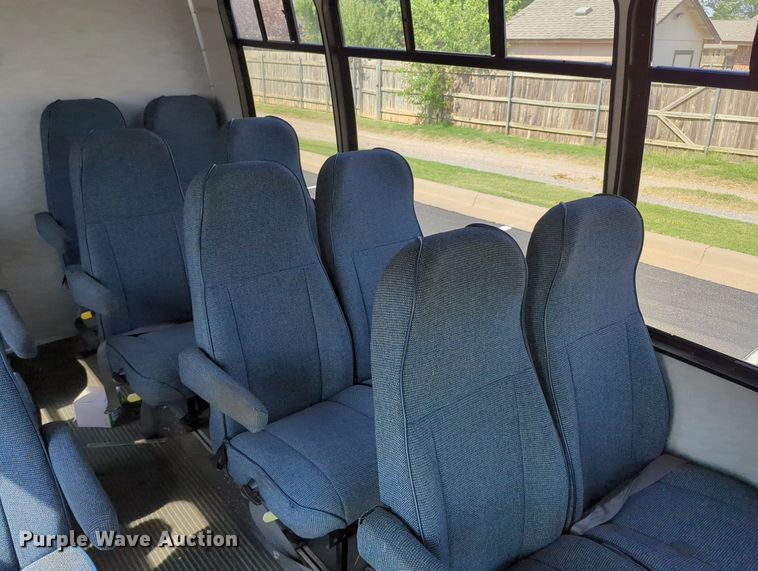 image for item MX9437 1997 Ford Econoline 350  shuttle bus