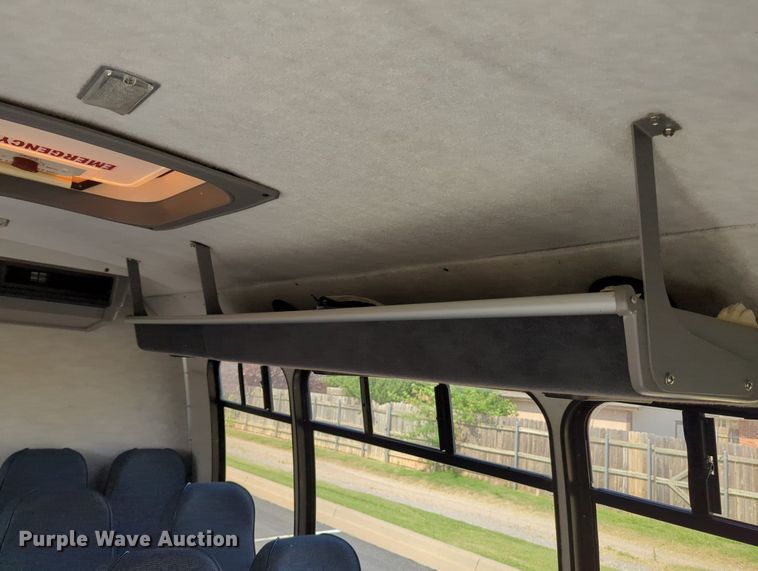 image for item MX9437 1997 Ford Econoline 350  shuttle bus