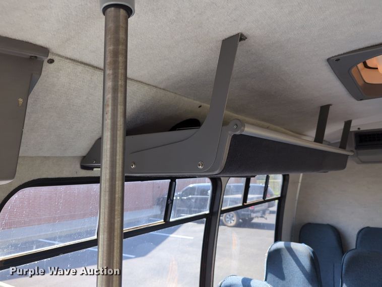 image for item MX9437 1997 Ford Econoline 350  shuttle bus