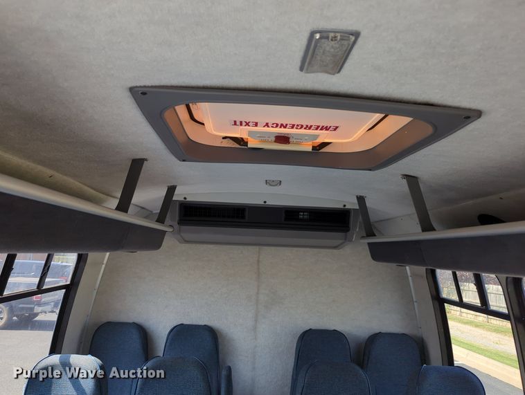 image for item MX9437 1997 Ford Econoline 350  shuttle bus