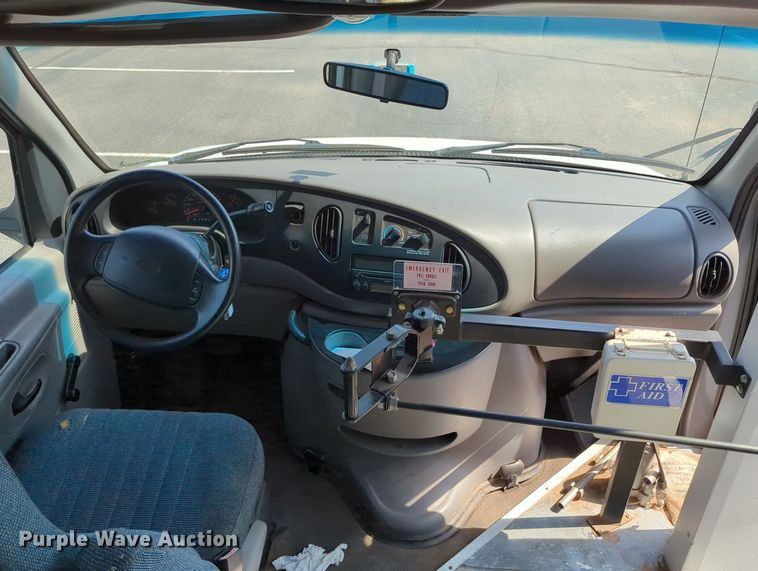 image for item MX9437 1997 Ford Econoline 350  shuttle bus