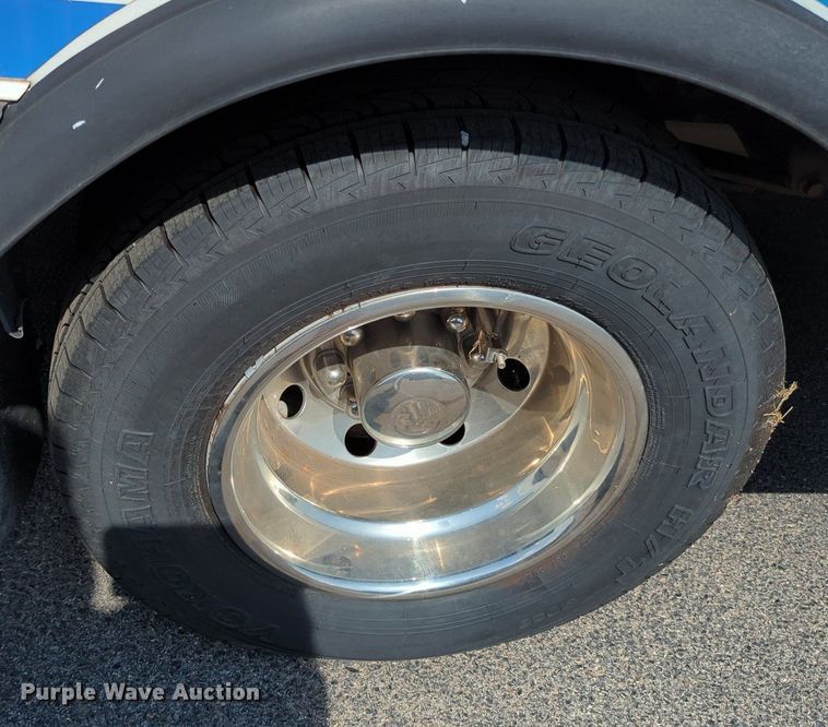 image for item MX9437 1997 Ford Econoline 350  shuttle bus