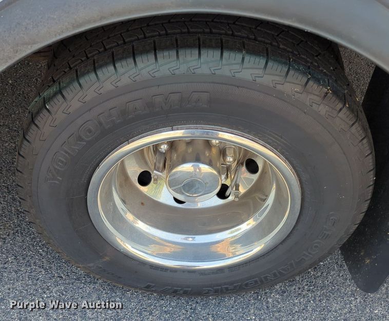 image for item MX9437 1997 Ford Econoline 350  shuttle bus