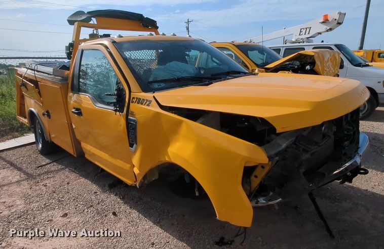 image for item MY9511 2022 Ford F350 Super Duty  utility bed pickup truck