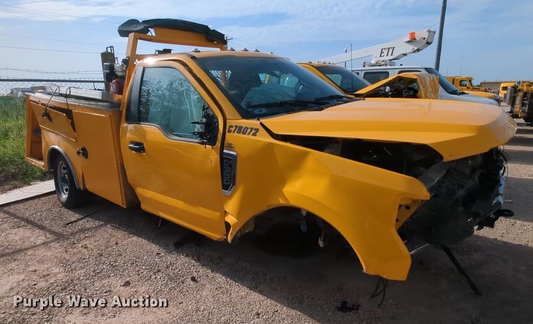 image for item MY9511 2022 Ford F350 Super Duty  utility bed pickup truck