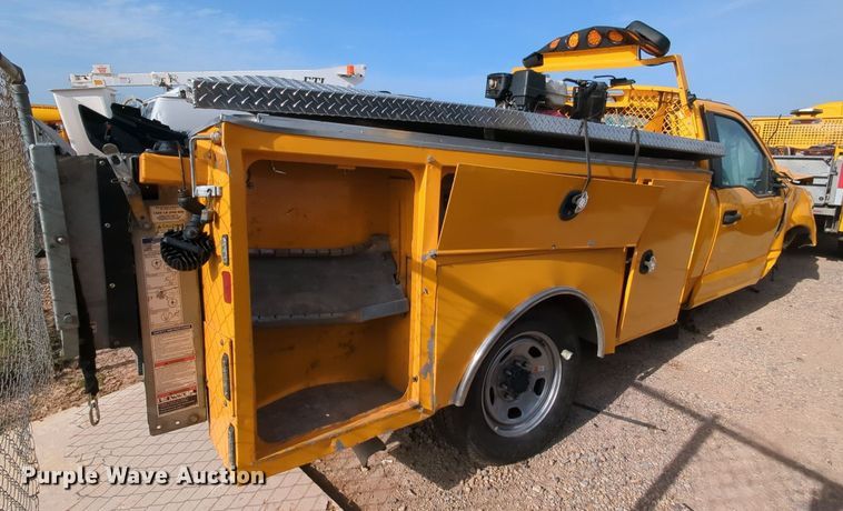 image for item MY9511 2022 Ford F350 Super Duty  utility bed pickup truck