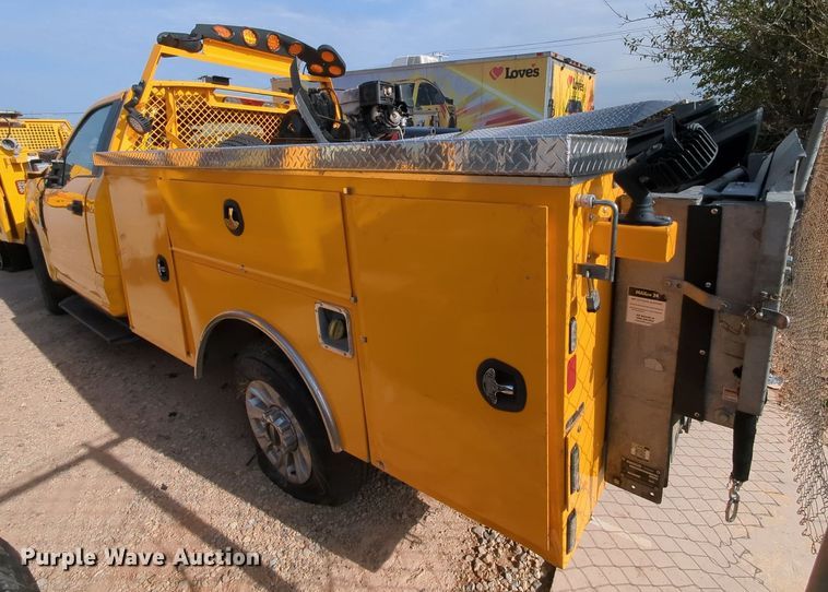 image for item MY9511 2022 Ford F350 Super Duty  utility bed pickup truck