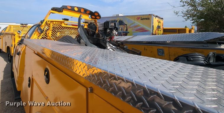 image for item MY9511 2022 Ford F350 Super Duty  utility bed pickup truck
