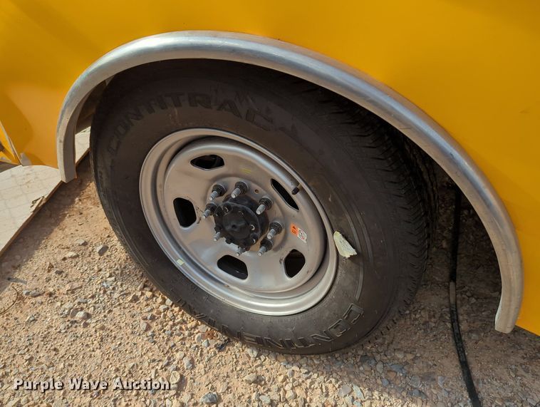 image for item MY9511 2022 Ford F350 Super Duty  utility bed pickup truck