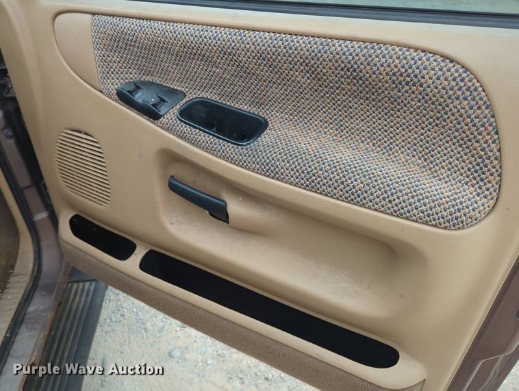 image for item MY9513 2001 Dodge Ram 1500  pickup truck