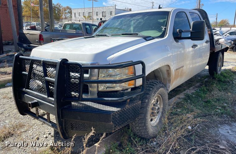 image for item NA9704 2009 Chevrolet Silverado 3500HD  Crew Cab flatbed pickup truck
