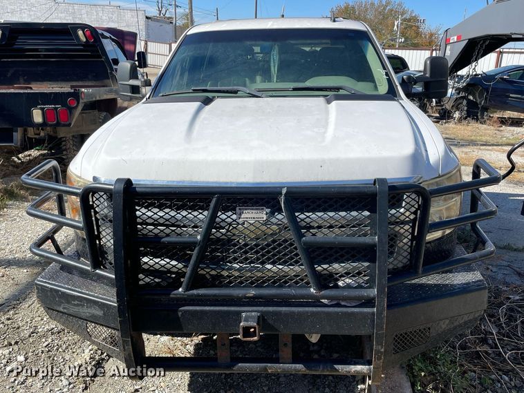 image for item NA9704 2009 Chevrolet Silverado 3500HD  Crew Cab flatbed pickup truck