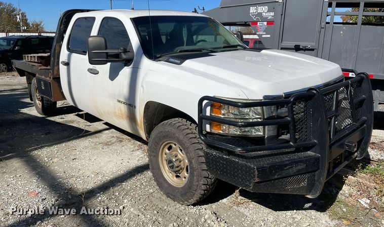 image for item NA9704 2009 Chevrolet Silverado 3500HD  Crew Cab flatbed pickup truck