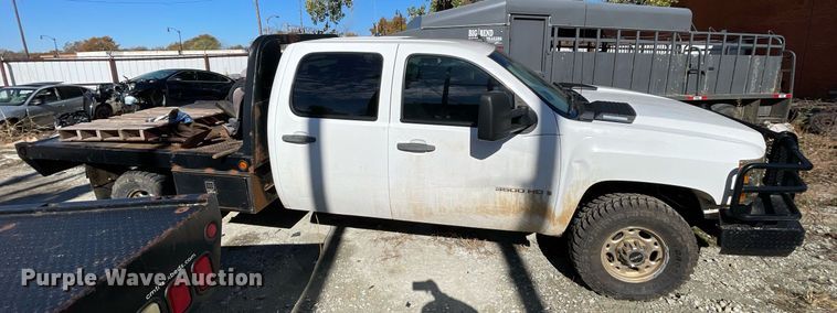 image for item NA9704 2009 Chevrolet Silverado 3500HD  Crew Cab flatbed pickup truck