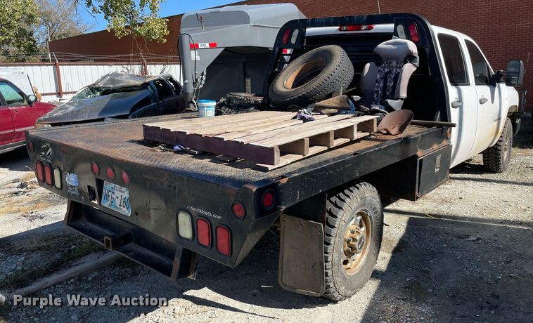 image for item NA9704 2009 Chevrolet Silverado 3500HD  Crew Cab flatbed pickup truck