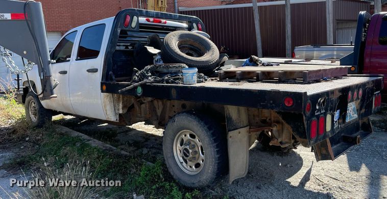 image for item NA9704 2009 Chevrolet Silverado 3500HD  Crew Cab flatbed pickup truck