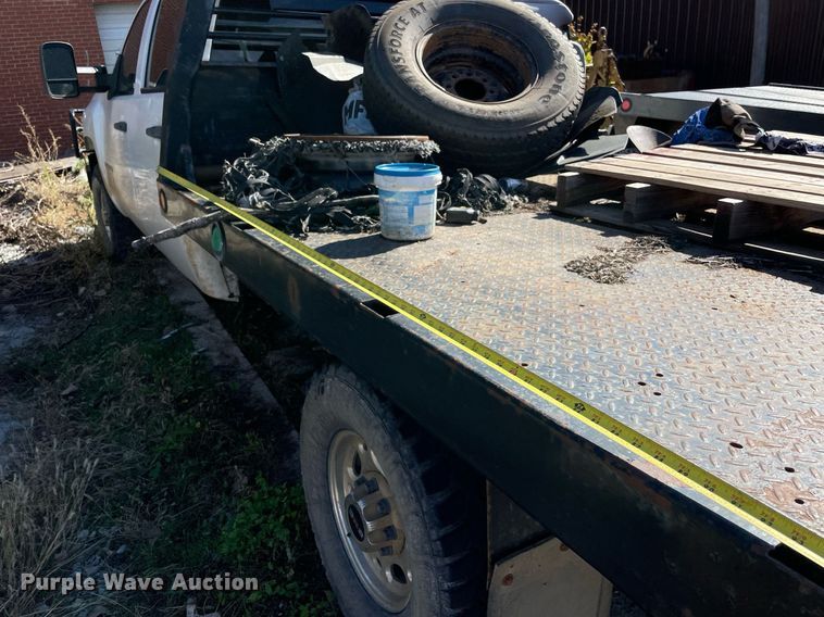 image for item NA9704 2009 Chevrolet Silverado 3500HD  Crew Cab flatbed pickup truck