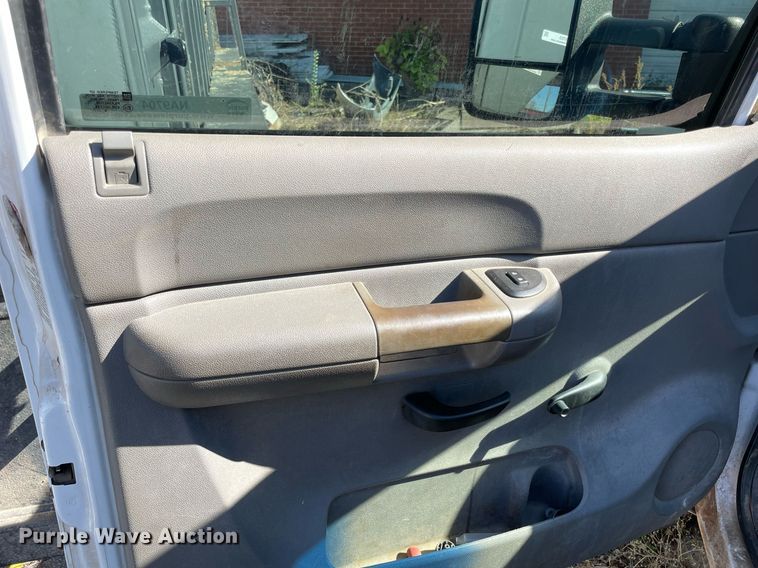 image for item NA9704 2009 Chevrolet Silverado 3500HD  Crew Cab flatbed pickup truck