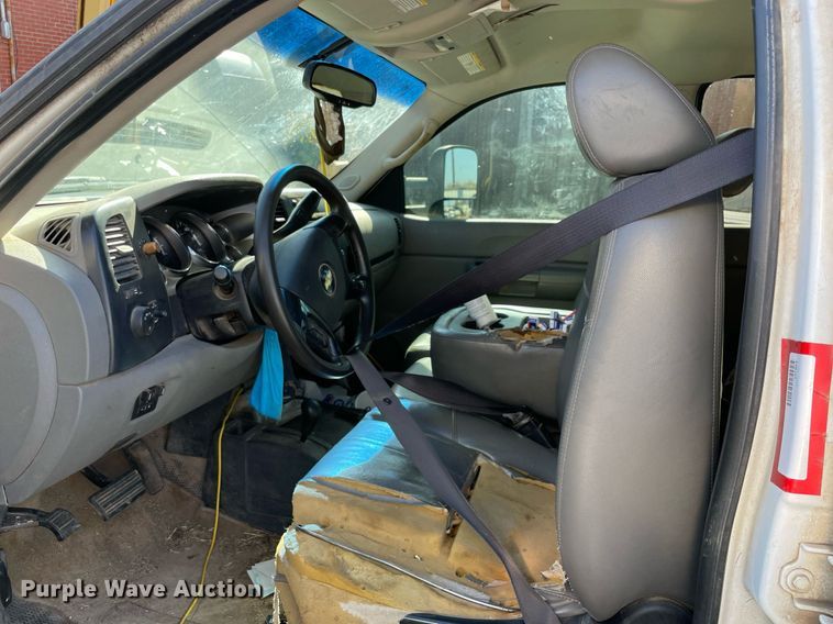 image for item NA9704 2009 Chevrolet Silverado 3500HD  Crew Cab flatbed pickup truck