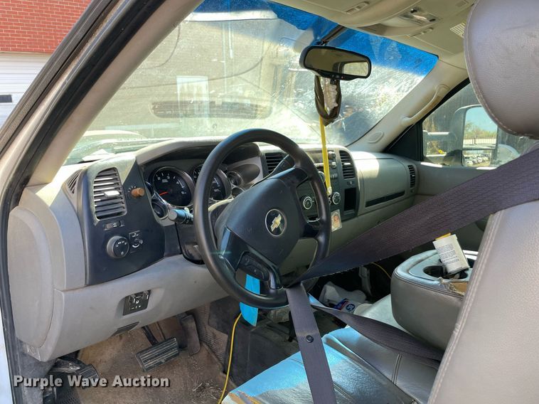 image for item NA9704 2009 Chevrolet Silverado 3500HD  Crew Cab flatbed pickup truck