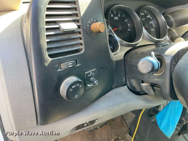 image for item NA9704 2009 Chevrolet Silverado 3500HD  Crew Cab flatbed pickup truck