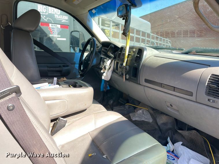 image for item NA9704 2009 Chevrolet Silverado 3500HD  Crew Cab flatbed pickup truck