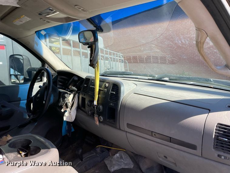 image for item NA9704 2009 Chevrolet Silverado 3500HD  Crew Cab flatbed pickup truck