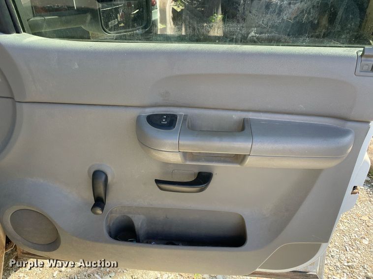 image for item NA9704 2009 Chevrolet Silverado 3500HD  Crew Cab flatbed pickup truck