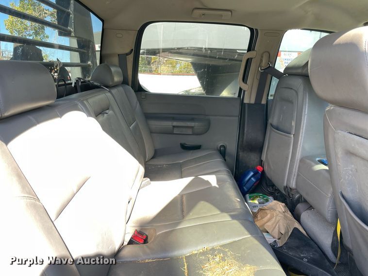 image for item NA9704 2009 Chevrolet Silverado 3500HD  Crew Cab flatbed pickup truck