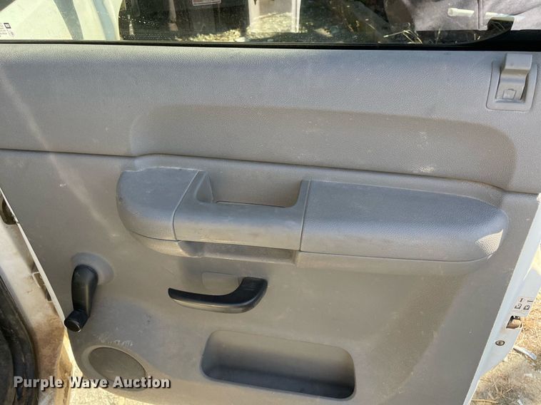 image for item NA9704 2009 Chevrolet Silverado 3500HD  Crew Cab flatbed pickup truck