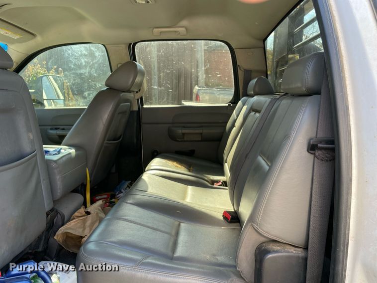 image for item NA9704 2009 Chevrolet Silverado 3500HD  Crew Cab flatbed pickup truck