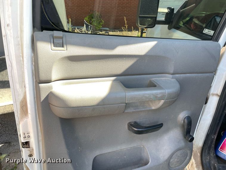 image for item NA9704 2009 Chevrolet Silverado 3500HD  Crew Cab flatbed pickup truck