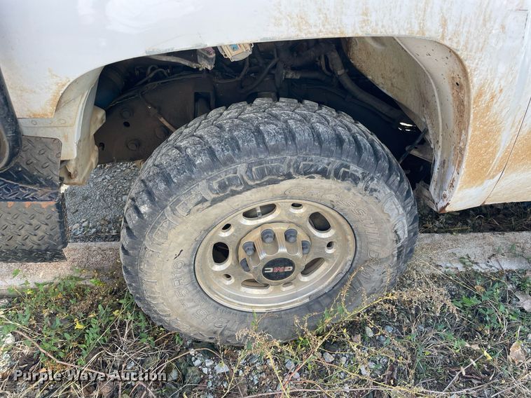 image for item NA9704 2009 Chevrolet Silverado 3500HD  Crew Cab flatbed pickup truck