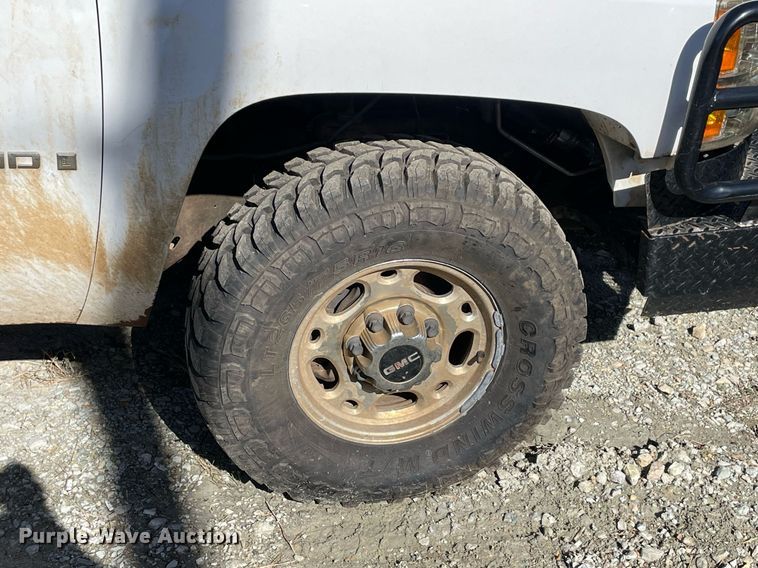 image for item NA9704 2009 Chevrolet Silverado 3500HD  Crew Cab flatbed pickup truck