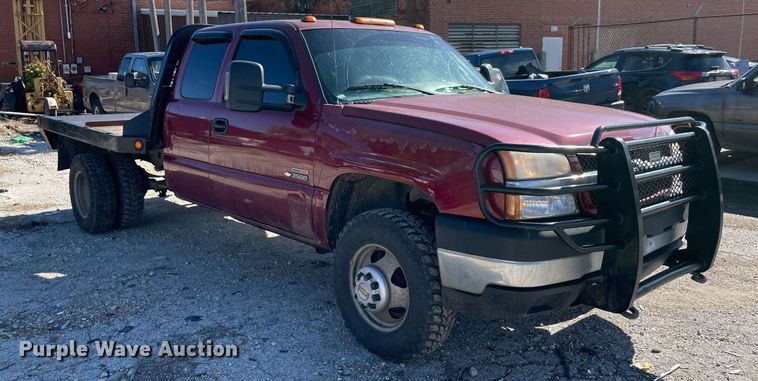 image for item NA9705 2004 Chevrolet Silverado 3500  Ext. Cab flatbed pickup truck