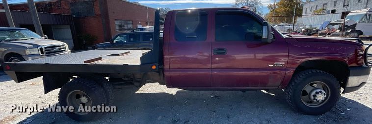 image for item NA9705 2004 Chevrolet Silverado 3500  Ext. Cab flatbed pickup truck