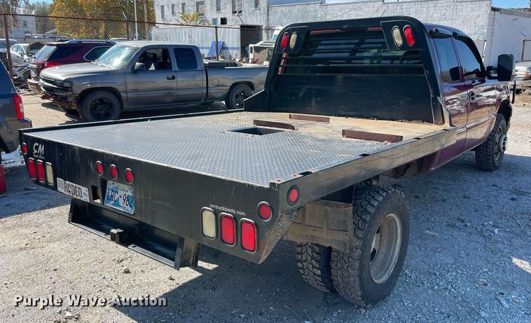 image for item NA9705 2004 Chevrolet Silverado 3500  Ext. Cab flatbed pickup truck