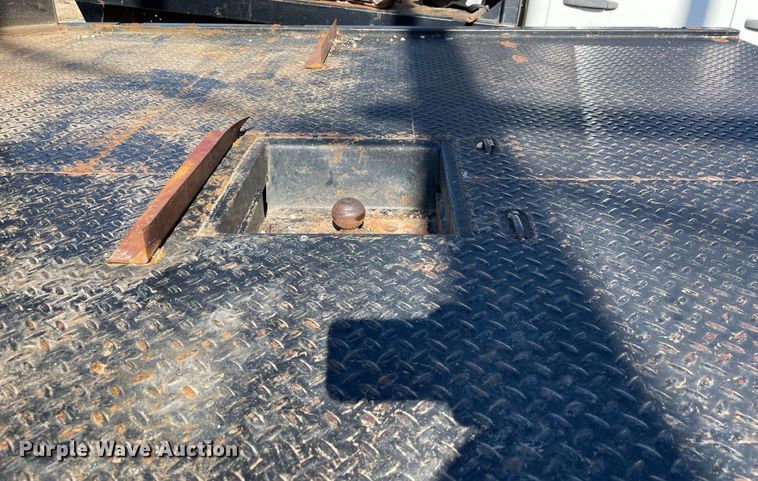 image for item NA9705 2004 Chevrolet Silverado 3500  Ext. Cab flatbed pickup truck