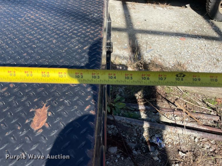 image for item NA9705 2004 Chevrolet Silverado 3500  Ext. Cab flatbed pickup truck