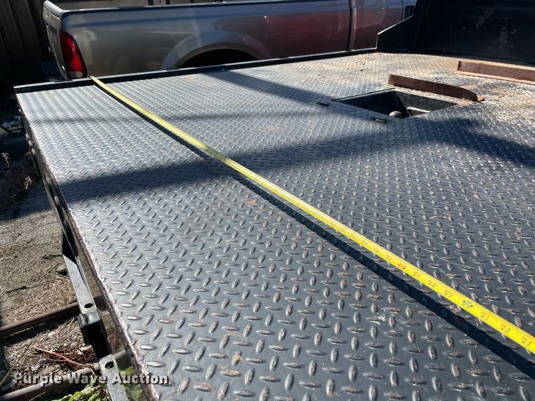 image for item NA9705 2004 Chevrolet Silverado 3500  Ext. Cab flatbed pickup truck