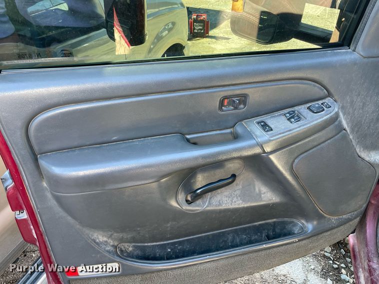 image for item NA9705 2004 Chevrolet Silverado 3500  Ext. Cab flatbed pickup truck