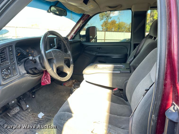 image for item NA9705 2004 Chevrolet Silverado 3500  Ext. Cab flatbed pickup truck